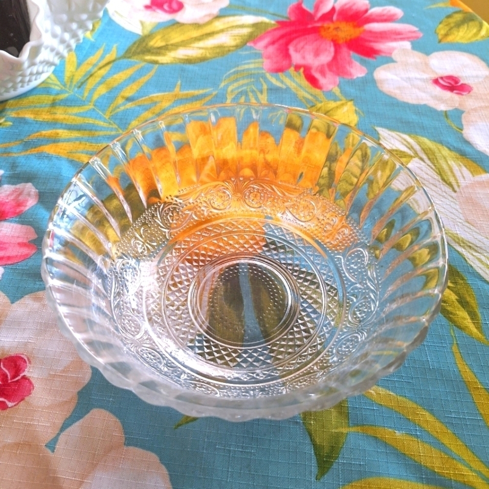 CRYSTAL GLASS FRUIT BOWL
